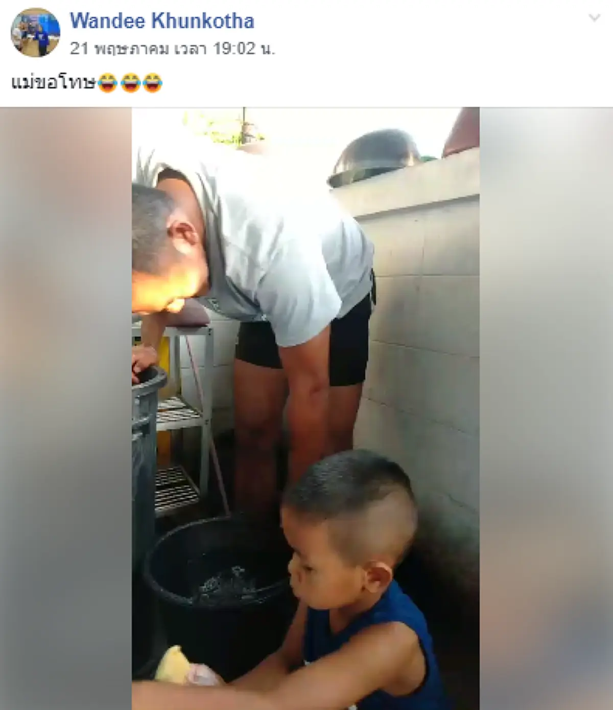 พ่อภูมิใจเห็นลูกนั่งล้างจาน ถามทำไมวันนี้ลูกพ่อขยัน เจอคำตอบขำทั้งโซเชียล(คลิป)