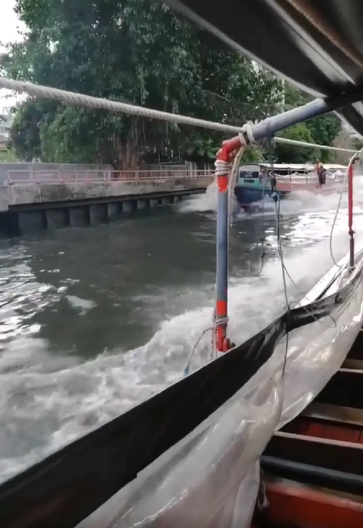 หนุ่มโพสต์คลิปนั่งเรือคลองแสนแสบยามเช้า