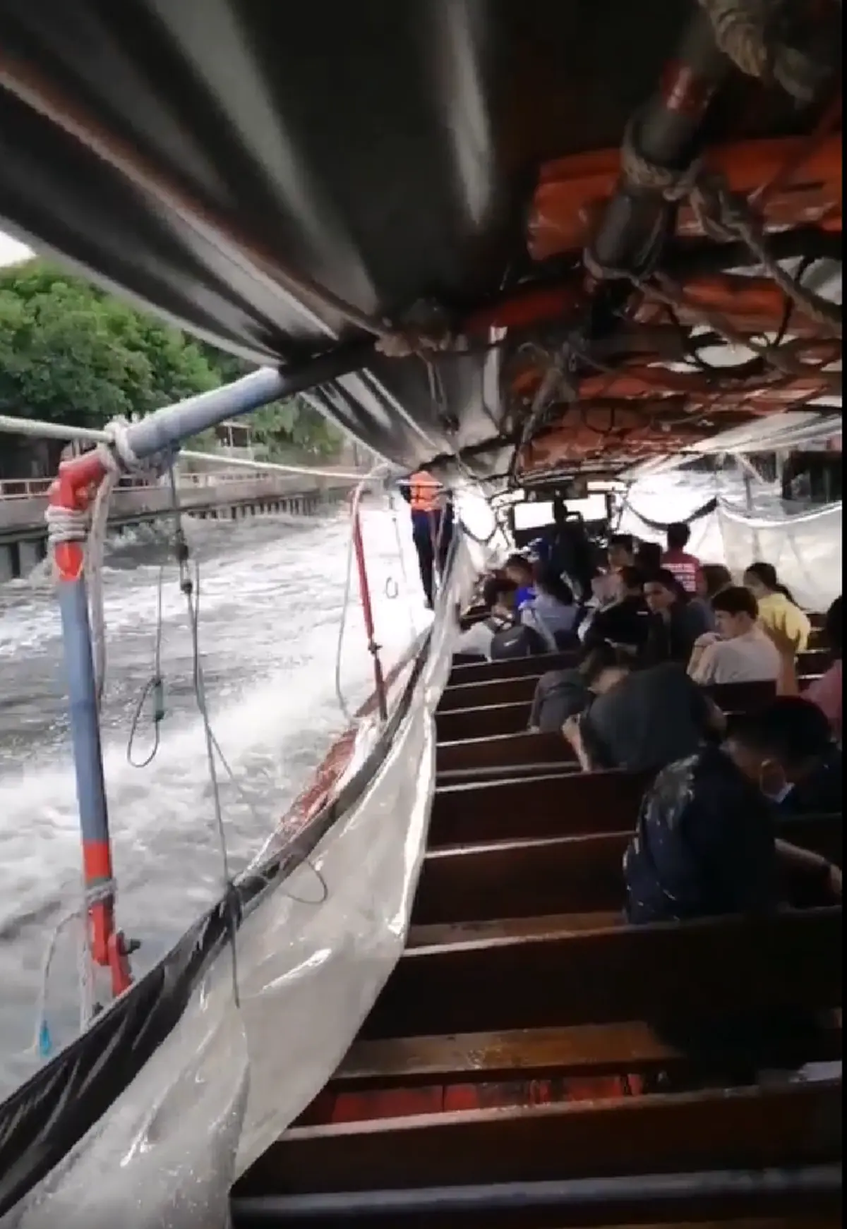 หนุ่มโพสต์คลิปนั่งเรือคลองแสนแสบยามเช้า