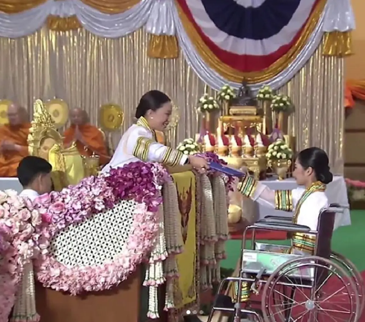 เจ้าฟ้าพัชรกิติยาภาฯ พระราชทานปริญญาบัตรเป็นครั้งแรก ทรงแย้มพระสรวลตลอดเวลา