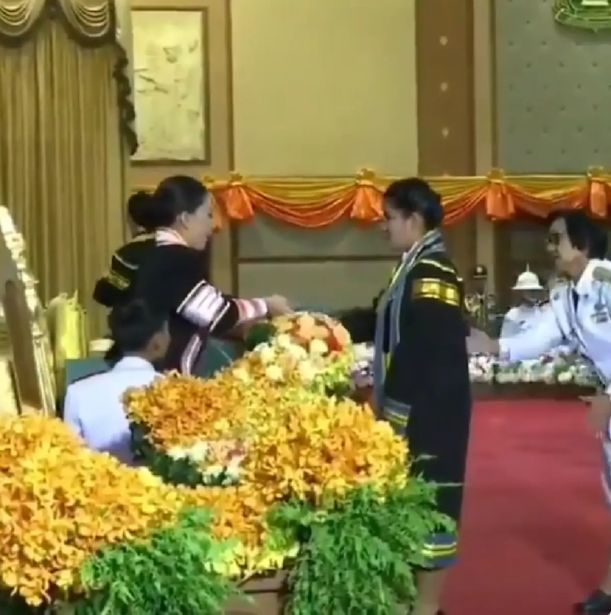 สมเด็จเจ้าฟ้าพัชรกิติยาภาฯ ทรงเอื้อมพระหัตถ์ ประคองบัณฑิตพิการสายตา (คลิป)