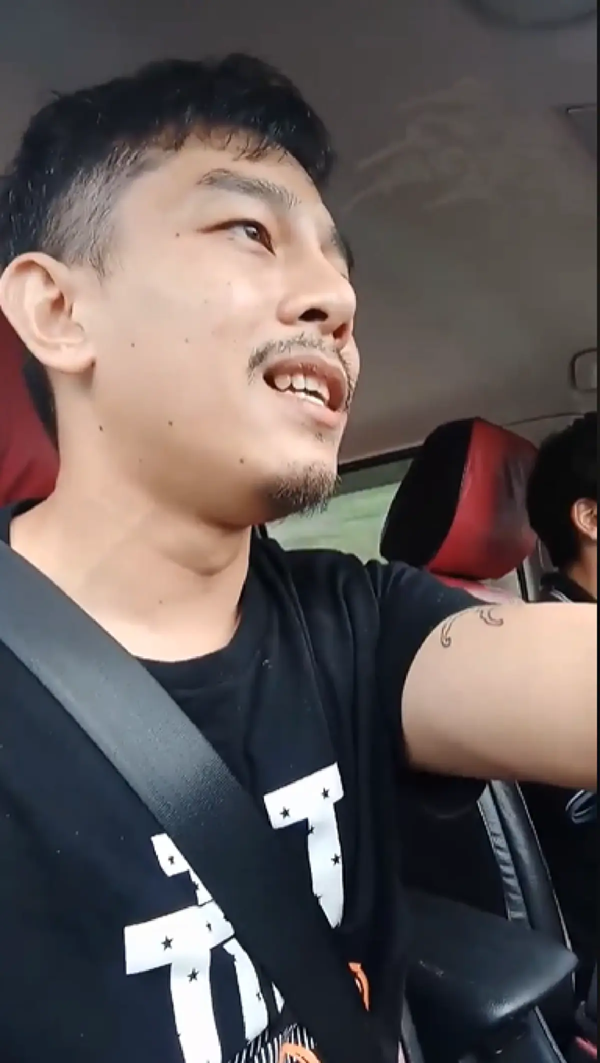 หนุ่มโวยโดน ตร. จับตรวจปัสสาวะแต่ดันเป็นสีม่วง ยันไม่เคยยุ่งเกี่ยว(คลิป)