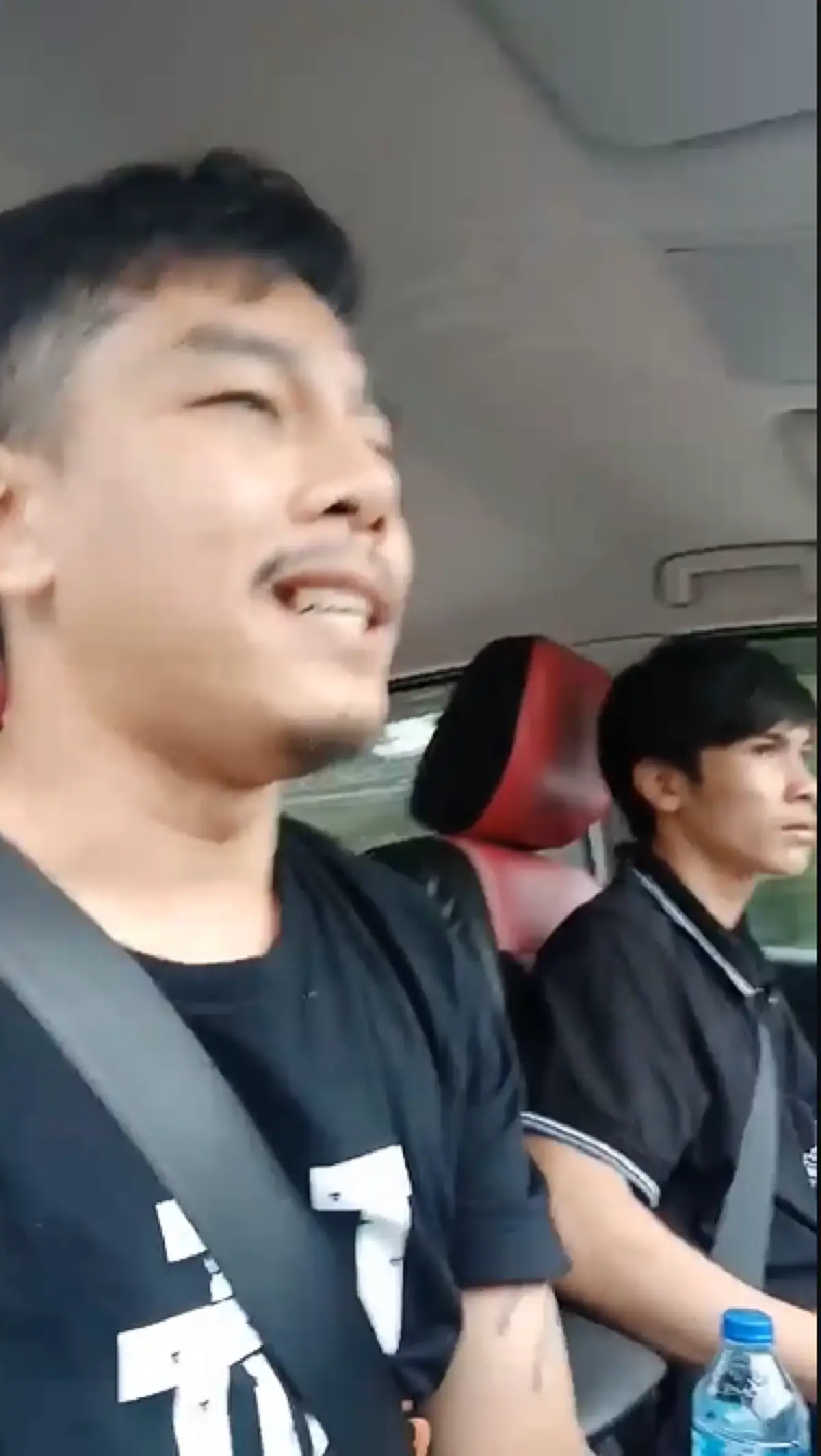 หนุ่มโวยโดน ตร. จับตรวจปัสสาวะแต่ดันเป็นสีม่วง ยันไม่เคยยุ่งเกี่ยว(คลิป)