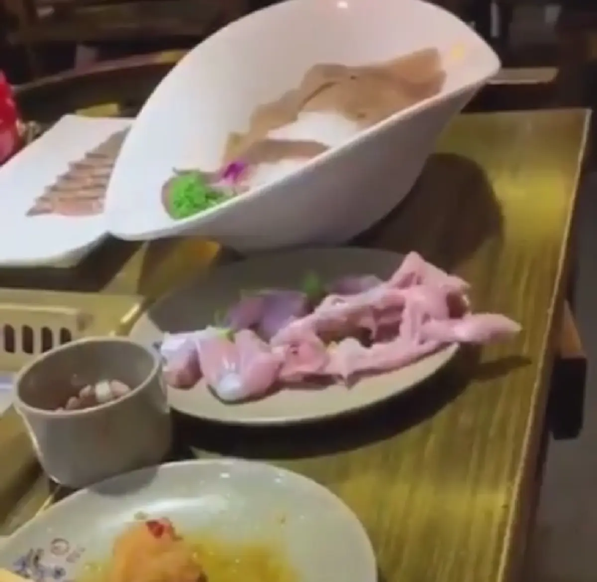 ลูกค้าสาวกรี๊ดลั่นร้าน เจอเนื้อไก่สดคลานออกจากจาน ต่อหน้าต่อตา(คลิป)