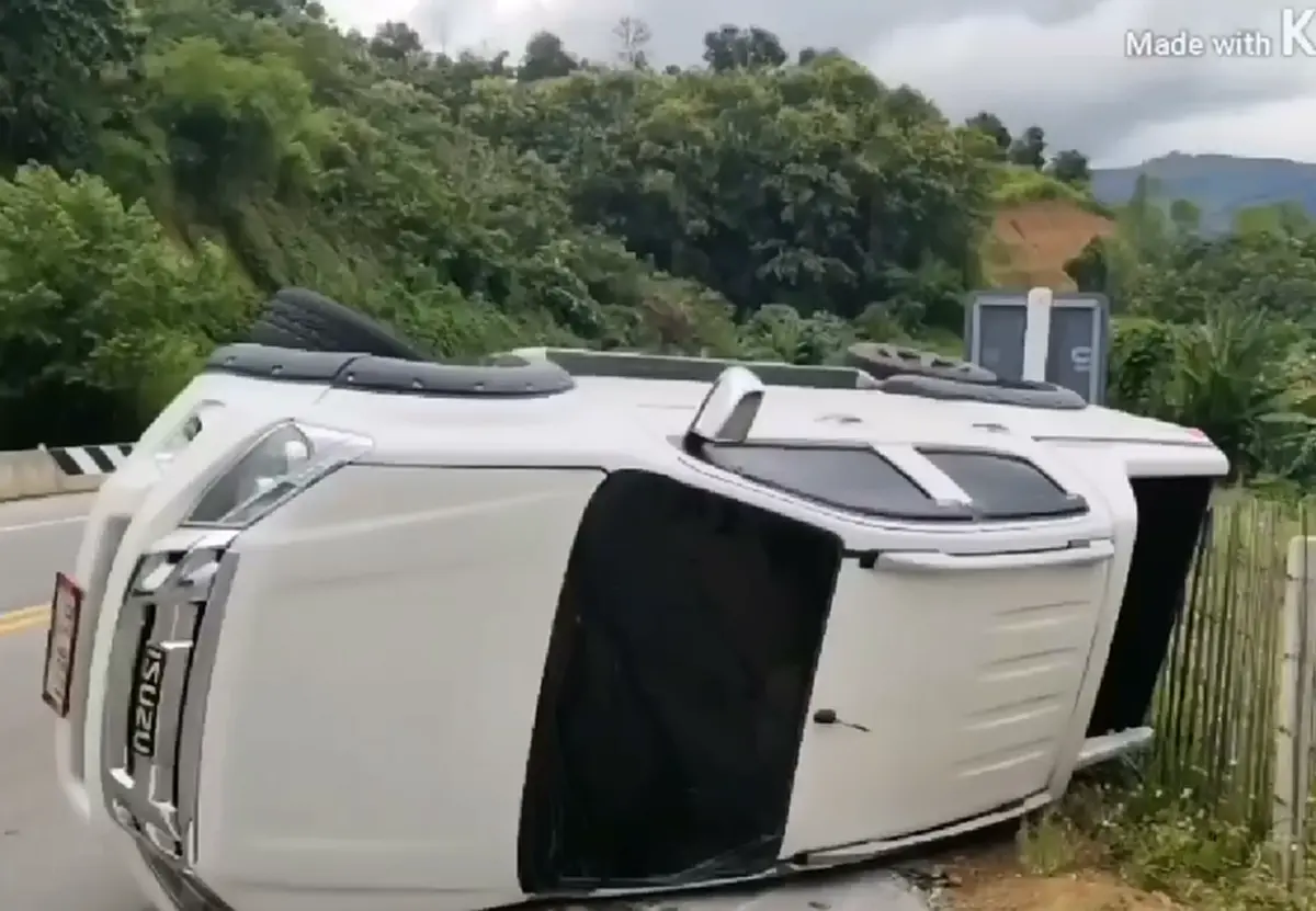 นาทีระทึก หนุ่มซิ่งลงเขาทำเบรคไหม้ เพื่อนตกใจช่วยบังคับ แต่ไม่รอด