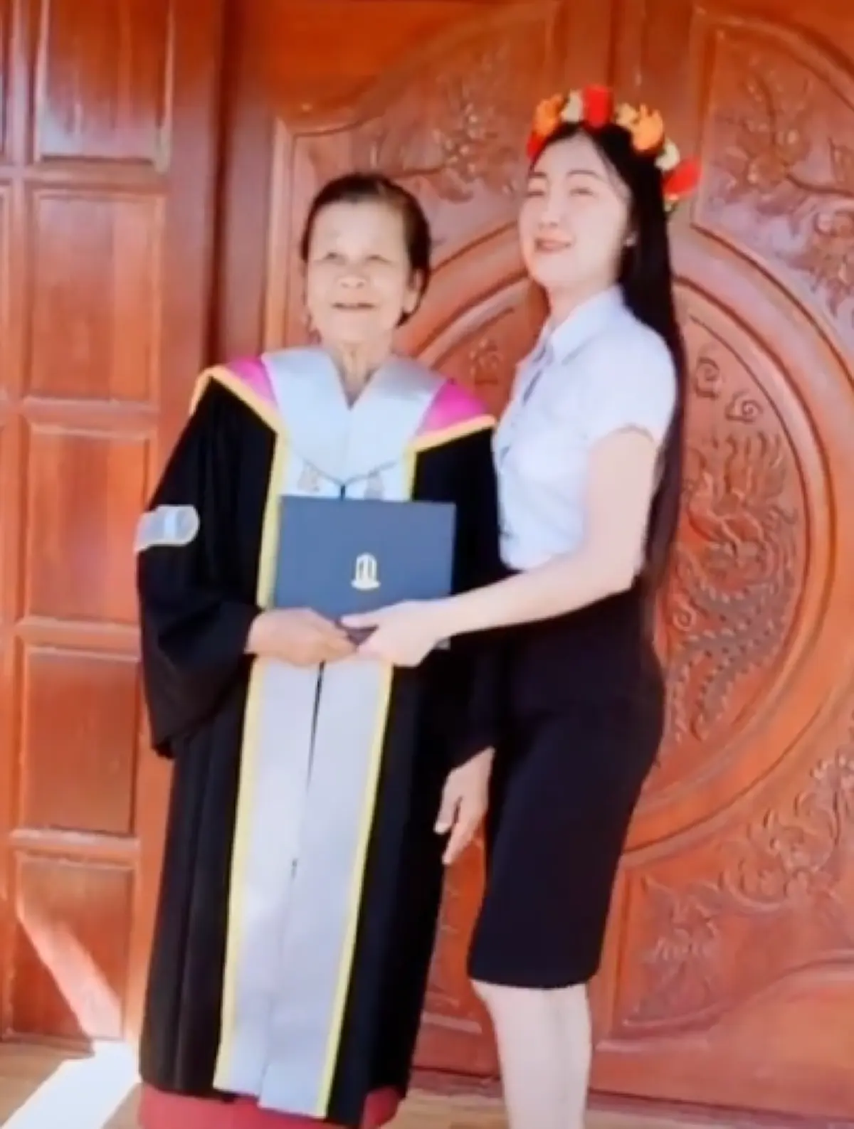 สาวเรียกแม่ลั่นบ้าน ก่อนนำใบปริญญาพร้อมชุดครุยมามอบให้สวมใส่