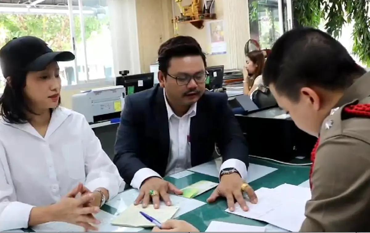 สามี - ภรรยา จะเป็นลมหลังเห็นยอดเงินที่ฝากธนาคาร