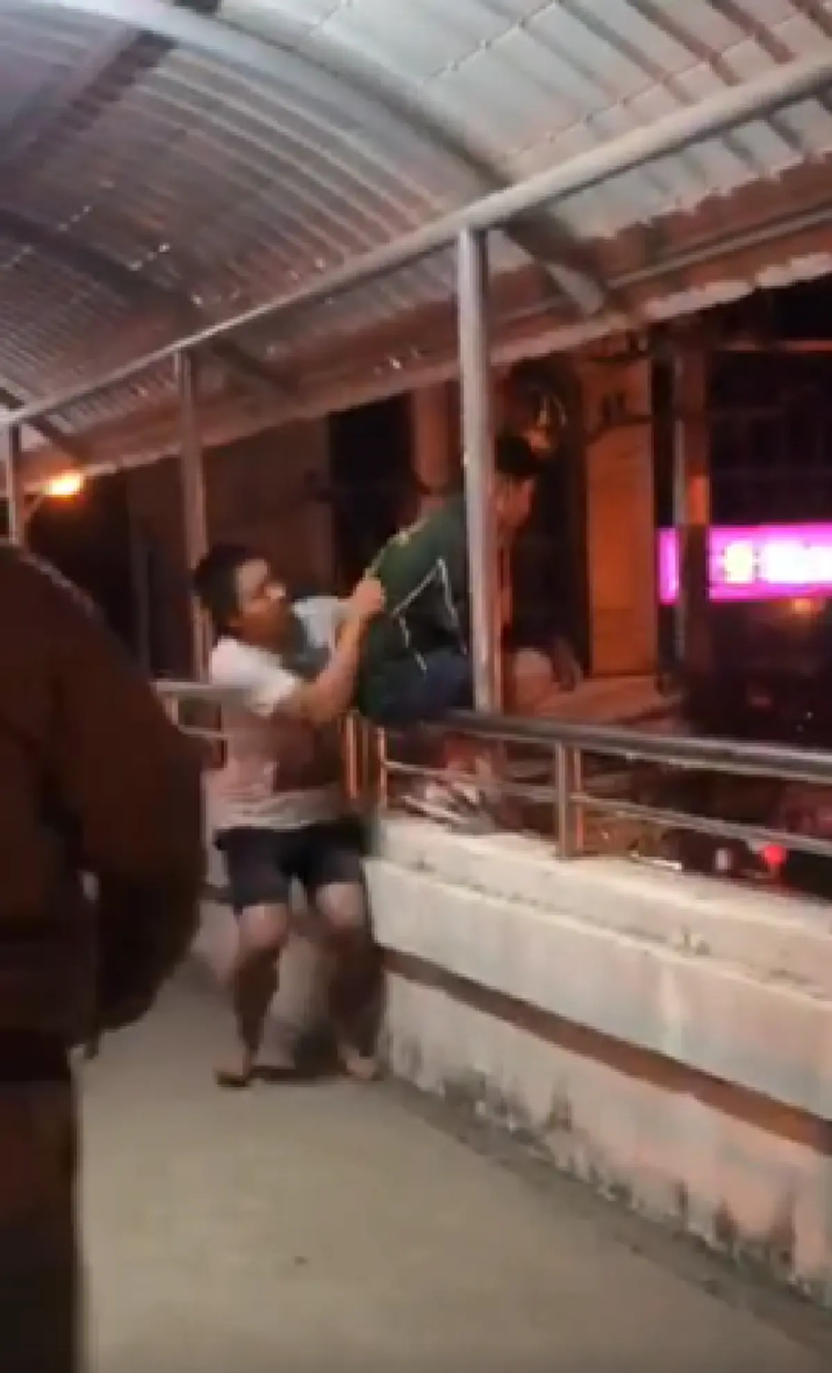เปิดวินาที หนุ่มพลเมืองดี เข้ากระชากตัวชายหวังคิดสั้น