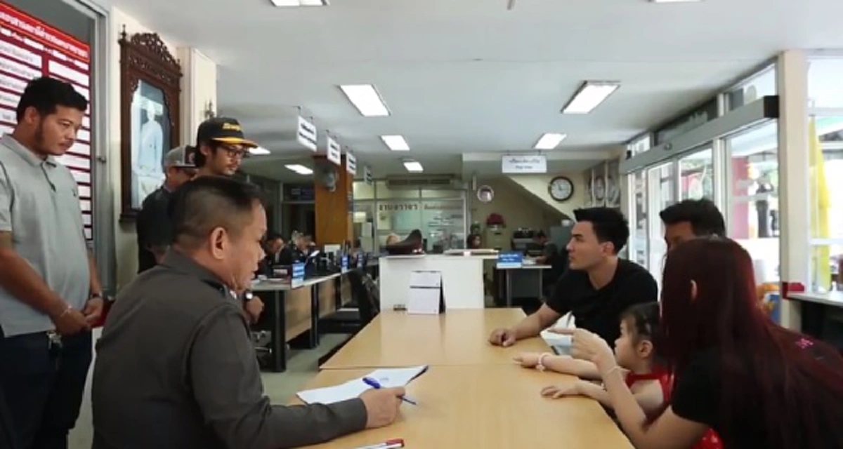 เด็กเก่ง !!! "น้องบีลีฟ" ลูกสาว "ตั๊ก บริบูรณ์" ขึ้นโรงพัก ให้การชี้ตัวคนร้ายกระชากสร้อย (คลิป)