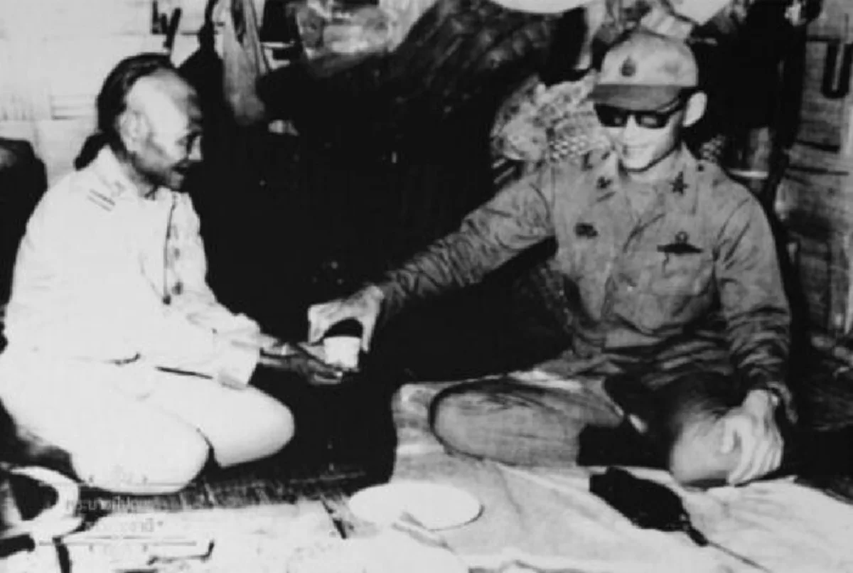    มารู้ทีหลังแทบล้มทั้งยืน !! ย้อนเหตุการณ์ผู้ใหญ่บ้านชาวเขา ชนแก้วสุรากับ "ในหลวง ร.9" โดยที่ไม่รู้  แต่พระองค์ก็ไม่เคยถือตัว