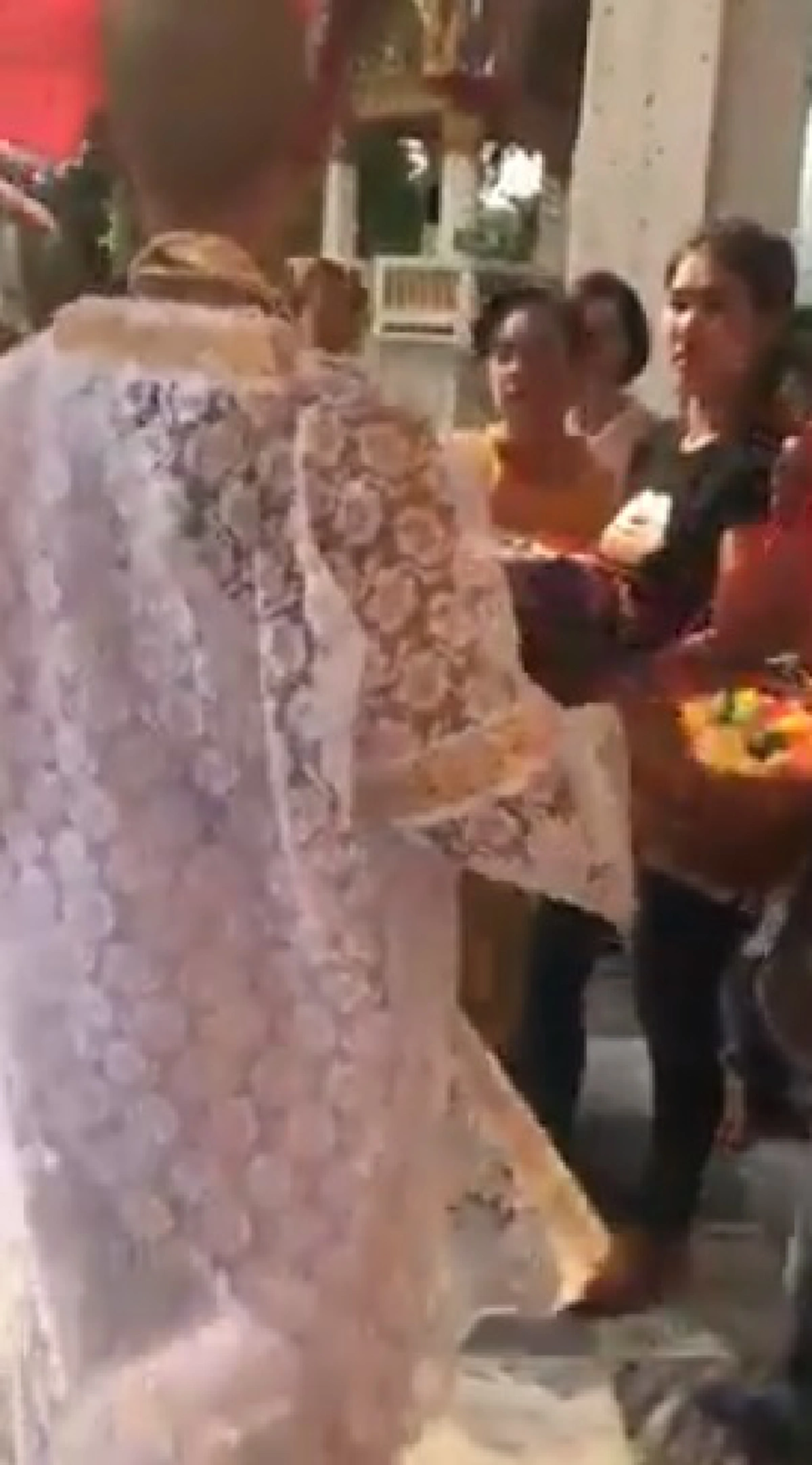 สาวเสื้อเขียว แอบหยิบซองเงินจากแม่นาค กลางงานบวช