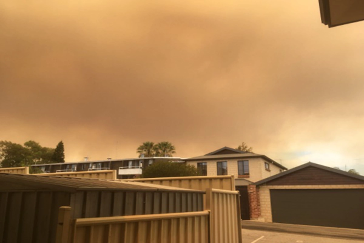 ท้องฟ้ากลายเป็นสีเพลิง!! ออสเตรเลียแปรปรวนหนัก ไฟป่าลุกลามเมืองเพิร์ธ ขณะที่พายุไซโคลนเตรียมจ่อประชิดอีกครั้ง