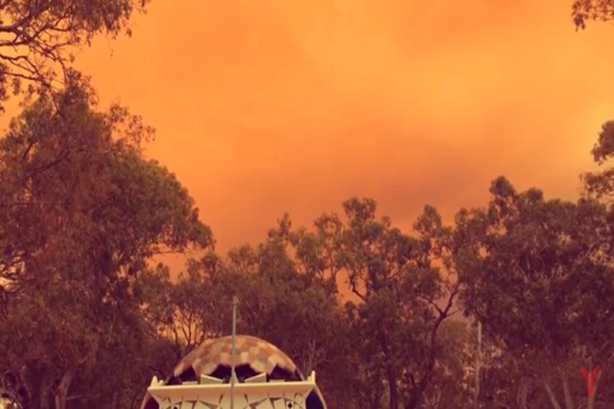 ท้องฟ้ากลายเป็นสีเพลิง!! ออสเตรเลียแปรปรวนหนัก ไฟป่าลุกลามเมืองเพิร์ธ ขณะที่พายุไซโคลนเตรียมจ่อประชิดอีกครั้ง