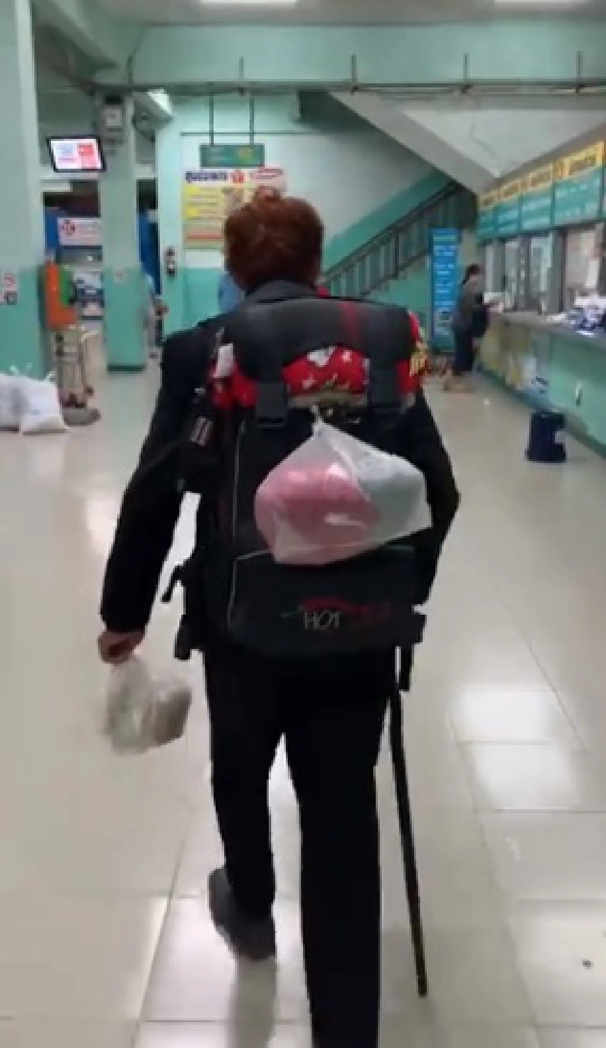 สาวใจบุญ เจอลุงมาขอช้อนไปกินข้าวเปล่า  แต่ถูกร้านข้าวไล่นั่งพื้น เลยขออาสาเลี้ยงข้าวพร้อมซื้อตั๋วรถทัวร์ให้กลับบ้าน (คลิป)