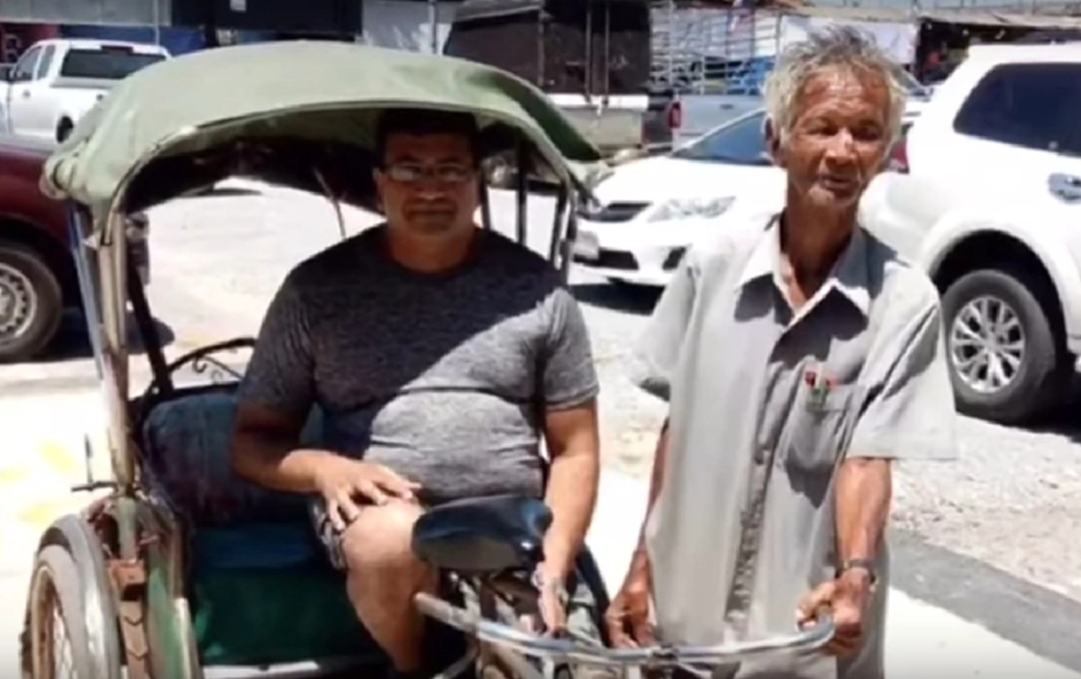 คนดีที่ต้องแชร์!!! แห่ชื่นชมคุณตาปั่นสามล้อ เก็บกระเป๋าที่มีเงินแสนส่งคืนเจ้าของ เจ้าของเงินเผยอยากส่งเงินช่วยเหลือทุกเดือน(รายละเอียด)