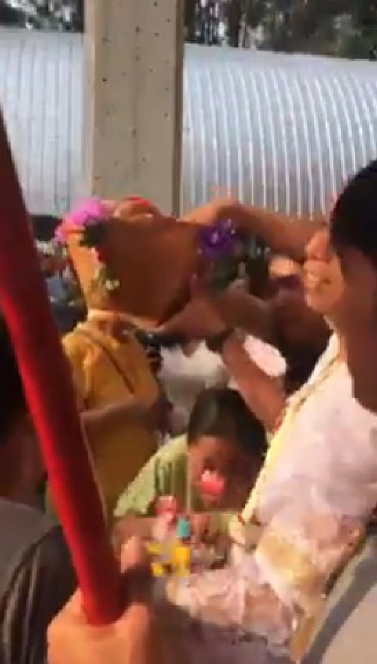 สาวเสื้อเขียว แอบหยิบซองเงินจากแม่นาค กลางงานบวช