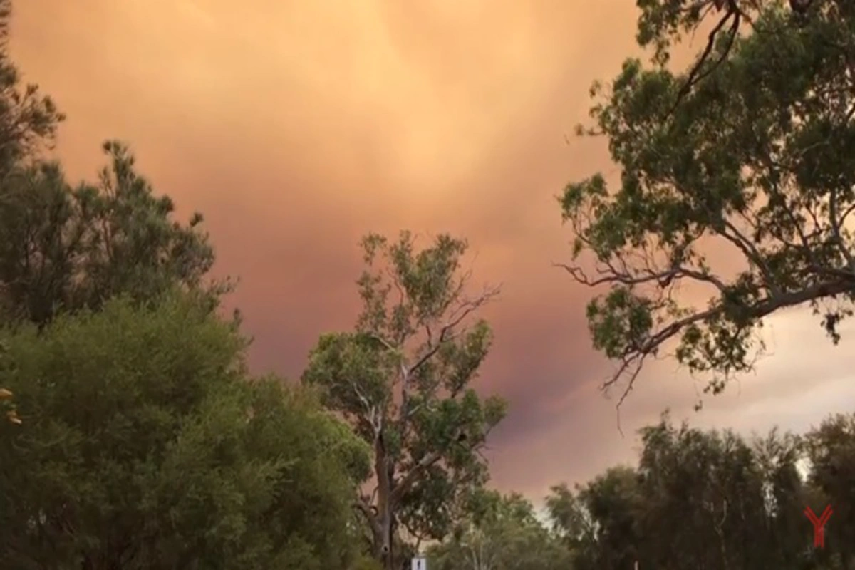 ท้องฟ้ากลายเป็นสีเพลิง!! ออสเตรเลียแปรปรวนหนัก ไฟป่าลุกลามเมืองเพิร์ธ ขณะที่พายุไซโคลนเตรียมจ่อประชิดอีกครั้ง