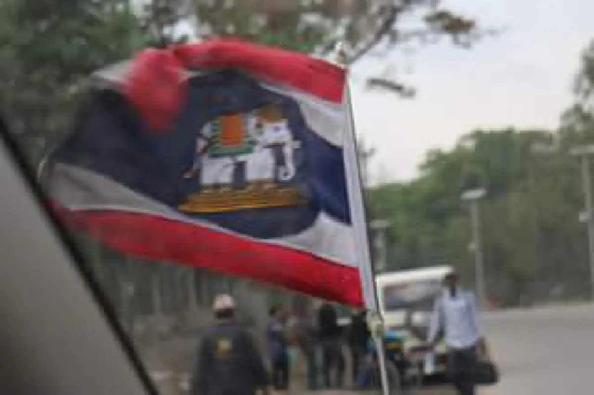 รำลึกพระบารมีวันฉัตรมงคล!! ครั้งเกิดเหตุแผ่นดินไหวที่ประเทศเนปาล ... คนไทยพ้นภัยด้วย "ธงราชทูต" สิ่งแทนพระบารมีของในหลวงรัชกาลที่ ๙!!