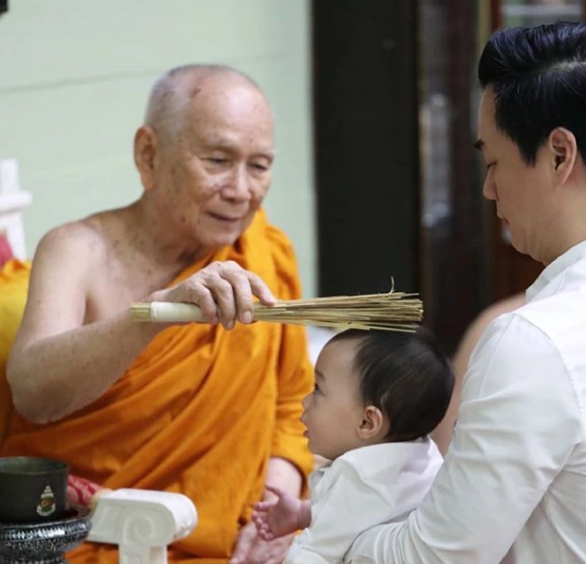 กราบสาธุการ!! "ชมพู่-น็อต" พาลูกแฝดเข้าเฝ้าฯ "สมเด็จพระสังฆราช" สุดปลื้มทรงตัดผมให้ ชื่นหัวใจคนเป็นพ่อแม่..ทรงเมตตาอุ้มประคองอบอุ่น!?