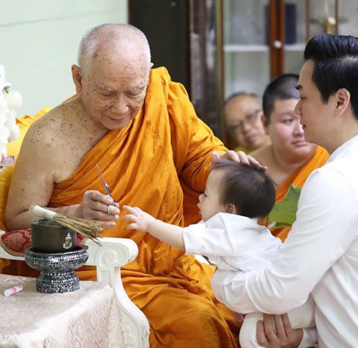 กราบสาธุการ!! "ชมพู่-น็อต" พาลูกแฝดเข้าเฝ้าฯ "สมเด็จพระสังฆราช" สุดปลื้มทรงตัดผมให้ ชื่นหัวใจคนเป็นพ่อแม่..ทรงเมตตาอุ้มประคองอบอุ่น!?