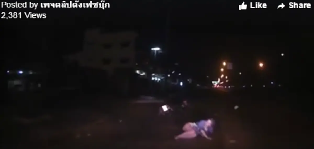 วินาทีชีวิต ใครจะรับผิดชอบ ?? !! สาวขี่มอเตอร์ไซค์สะดุดพื้นปูนที่เทไม่เรียบ ไถลยาวไปกับพื้น หวิดรถทับร่าง !! (มีคลิป)