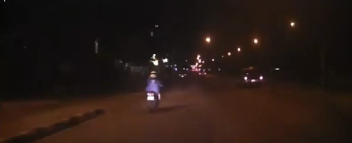 วินาทีชีวิต ใครจะรับผิดชอบ ?? !! สาวขี่มอเตอร์ไซค์สะดุดพื้นปูนที่เทไม่เรียบ ไถลยาวไปกับพื้น หวิดรถทับร่าง !! (มีคลิป)