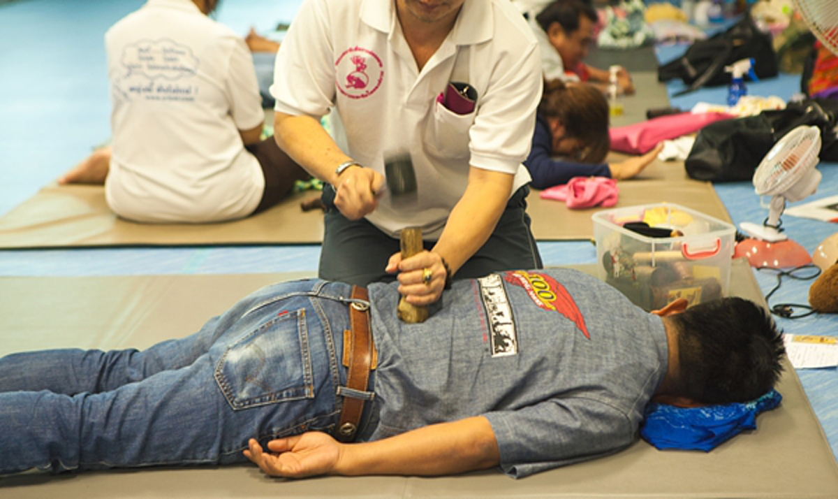 พระมหาสีไพร...สำเร็จวิชา "หนีหายเข้ากลีบเมฆ" !!! หลังเจ้าหน้าที่บุกตรวจสอบ "ศูนย์ตอกเส้นสีไพร" พบไม่มีใบอนุญาต !!!
