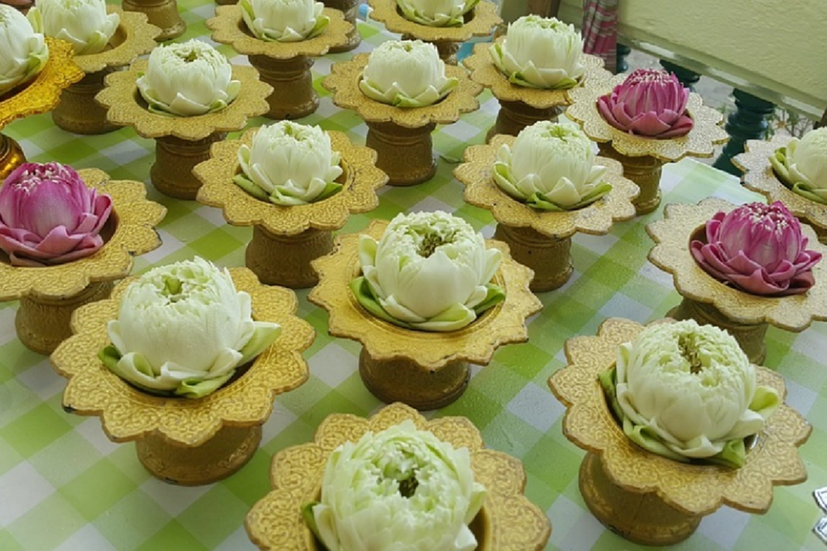 เสริมมงคลให้ชีวิต !! ดอกไม้ที่ใช้บูชา&quot;พระ&quot;...เเต่ละชนิดเสริมสิริมงคลในด้านใดบ้าง??!! (รายละเอียด)