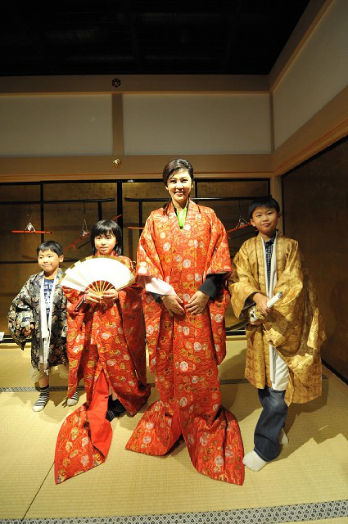 น้อยคนจะเคยเห็น !!!!  แต่ละชุดไม่ธรรมดา เปิด 9 ภาพ "ยิ่งลักษณ์" ....บอกเลยเห็นแล้วทึ่ง! (ชมภาพ)