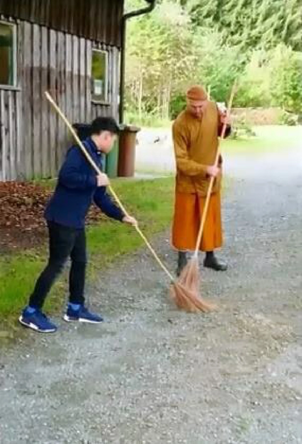 ปีติยิ่งขวัญกำลังใจ!! "พระองค์เจ้าทีปังกรฯ" ทรงปฏิบัติธรรมและร่วมจิตอาสาบำเพ็ญประโยชน์ ถวายเป็นพระราชกุศลเสด็จปู่ รัชกาลที่ 9