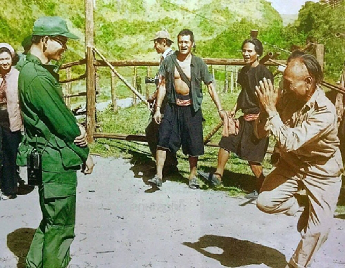 ภาพหาชมยาก และเรื่องราวสุดประทับใจ !!! พระสหายชาวดอย วัย 70 ปี..ให้ในหลวง ร.9 ขึ้นประทับบนหลัง..ขณะที่ทรงพระราชดำเนินขึ้นเขา !!!