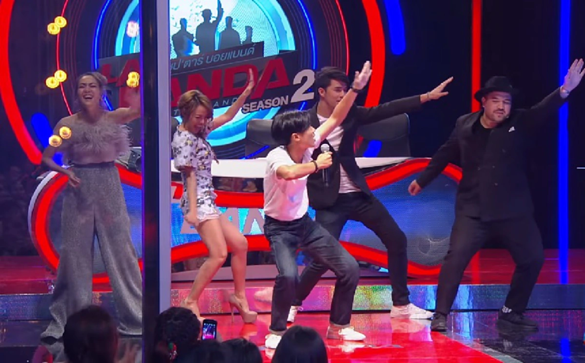 มันแทบจะขาดใจ!! หนุ่มร้องเพลงส่งเพื่อน หน้าโรงศพ ยิ่งดูยิ่งน้ำตาไหล ไม่ต้องห่วงนะ ดีใจที่ได้รู้จัก..ก่อนรู้ความจริงหนุ่มคนดังกล่าวดังระดับ