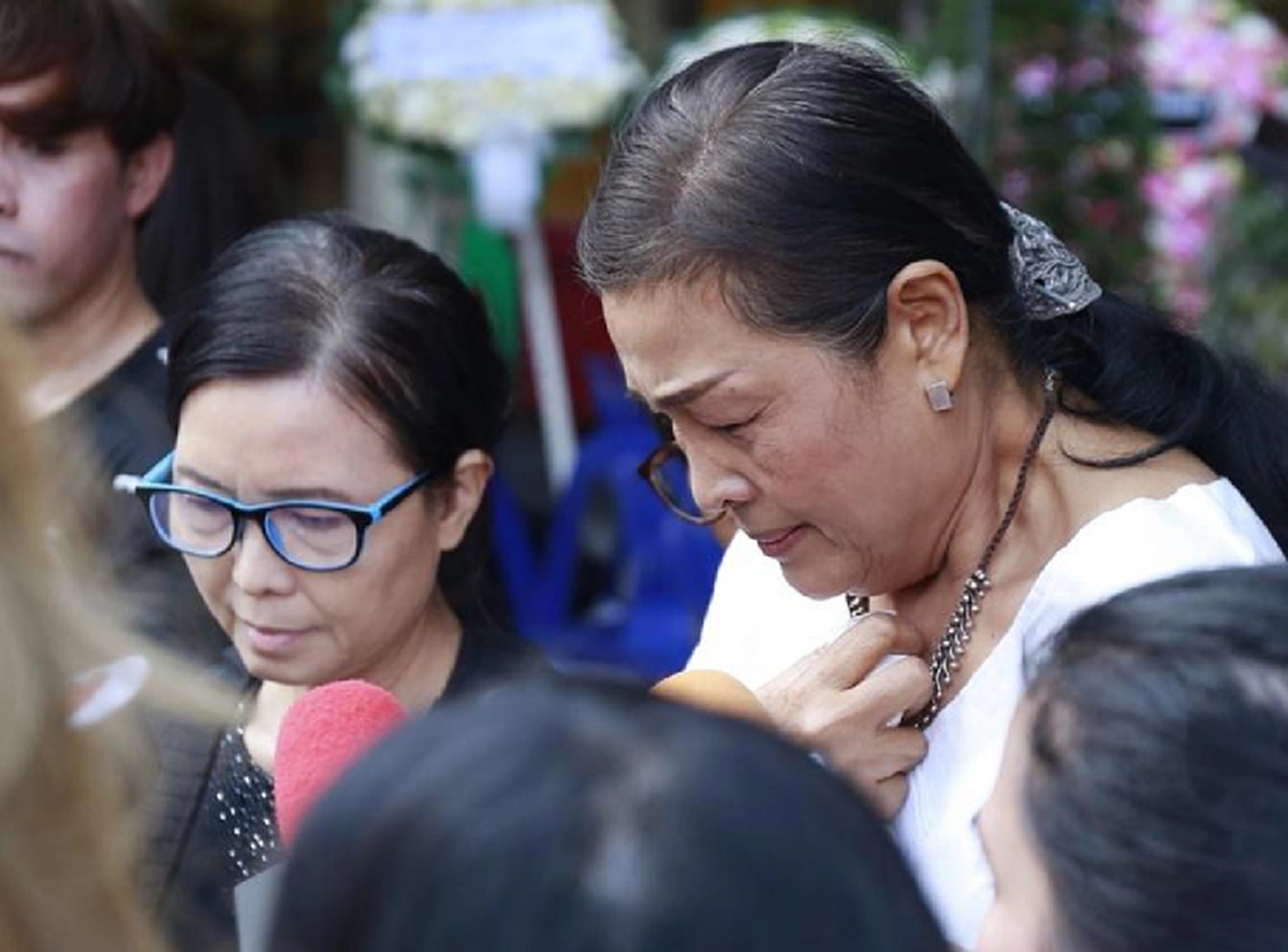 ถึงกับปล่อยโฮ!!! "แม่ - ป้า "น้องอิน วอนสื่อทั้งน้ำตา ขอความเห็นใจให้หยุดประโคมข่าว นำเสนอข่าวดีๆ ของน้อง เราสูญเสียมามากพอแล้ว!!??(คลิป)