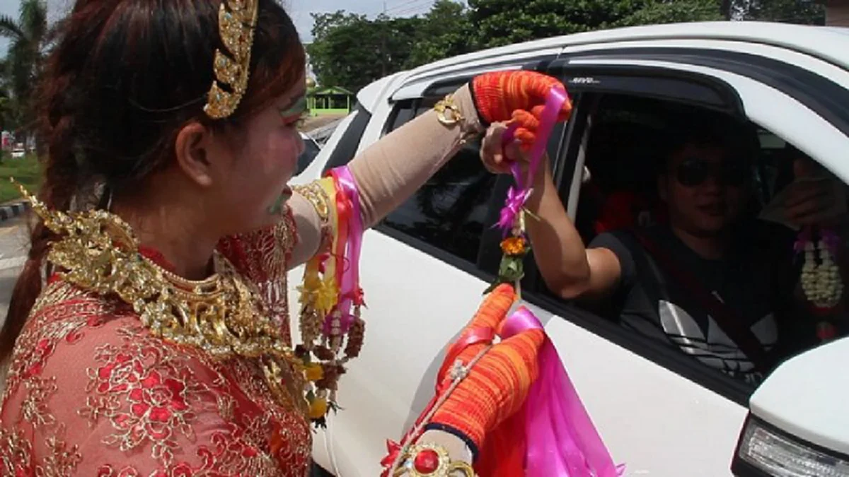 ชะเง้อคอแทบเคล็ด!! แม่ค้าพวงมาลัยเมืองจันทน์ ฉีกฎการตลาดขายตรง จัดเต็มชุดนางในวรรณคดี เพิ่มยอดขายพุ่งเป็นเท่าตัว !?! (ภาพ)