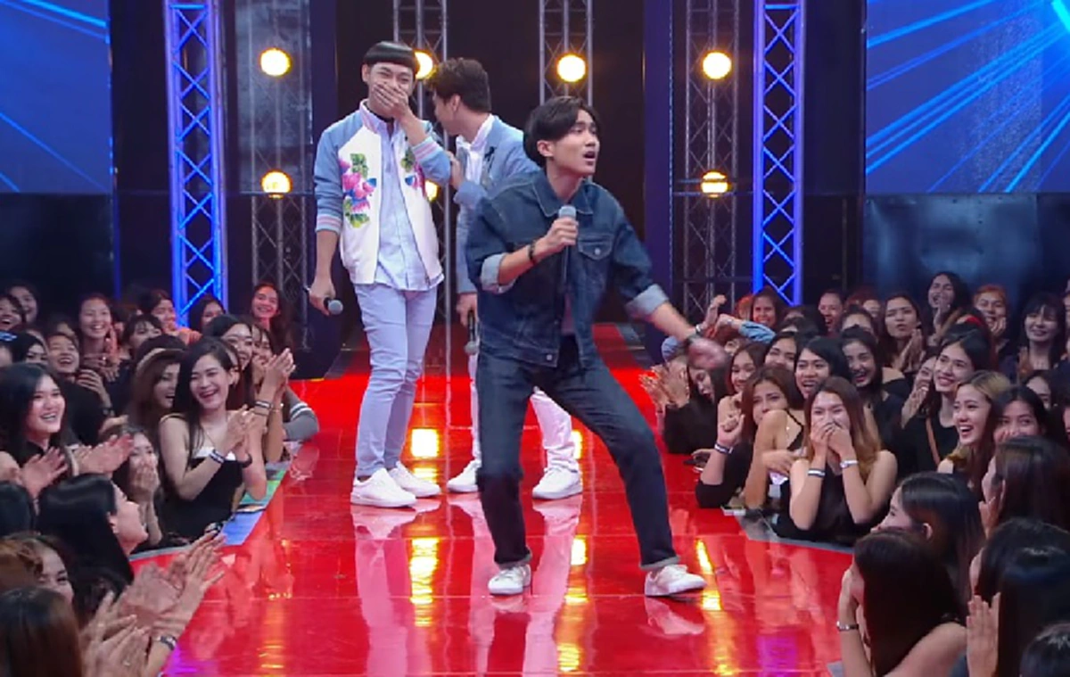 มันแทบจะขาดใจ!! หนุ่มร้องเพลงส่งเพื่อน หน้าโรงศพ ยิ่งดูยิ่งน้ำตาไหล ไม่ต้องห่วงนะ ดีใจที่ได้รู้จัก..ก่อนรู้ความจริงหนุ่มคนดังกล่าวดังระดับ