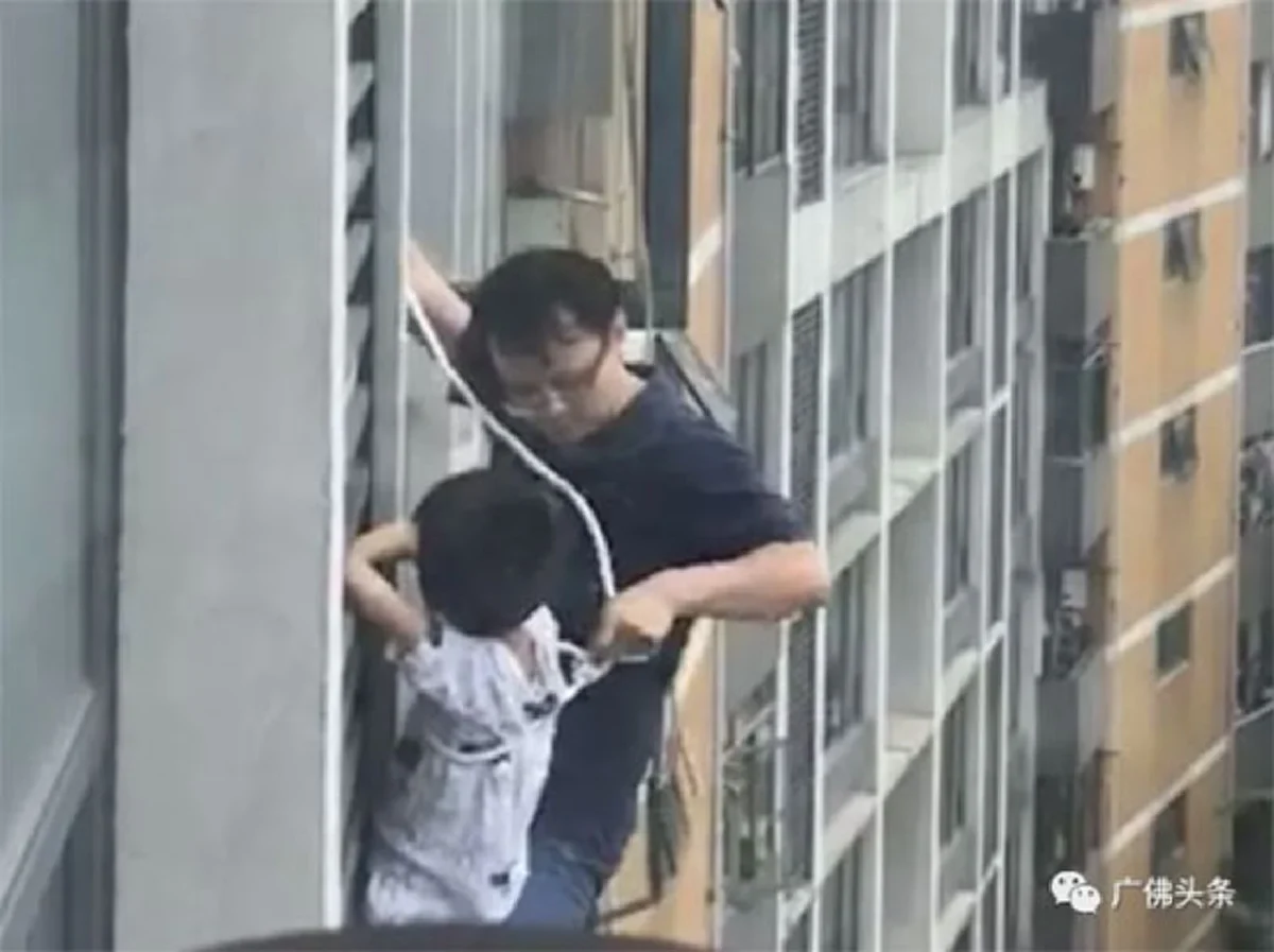 พ่อชาวจีน ปีนตึกด้วยมือเปล่า เพื่อช่วยชีวิตลูกชายที่ติดอยู่ชั้น 7 (คลิป)