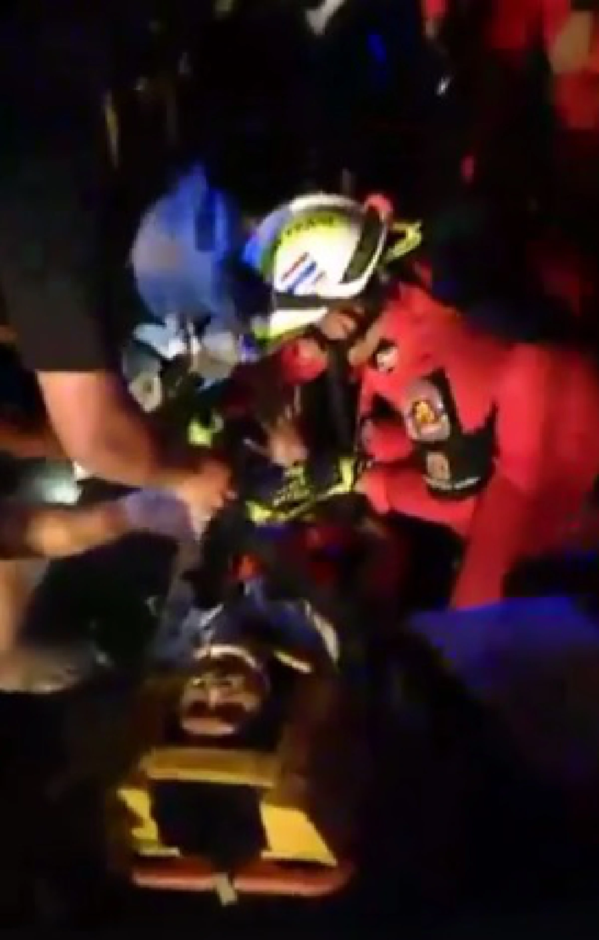 เวรแท้ๆ..สีกากี0.01%ทำฉาวอีกแล้ว!! กู้ภัยมังกรพิจิตรถึงกับสตั๊นช่วยคนเจ็บกลางถนน ตร.ปรี่ถามเหตุสักพักก่อนชกหน้าข้อหาทำจราจรติดขัด? (คลิป)