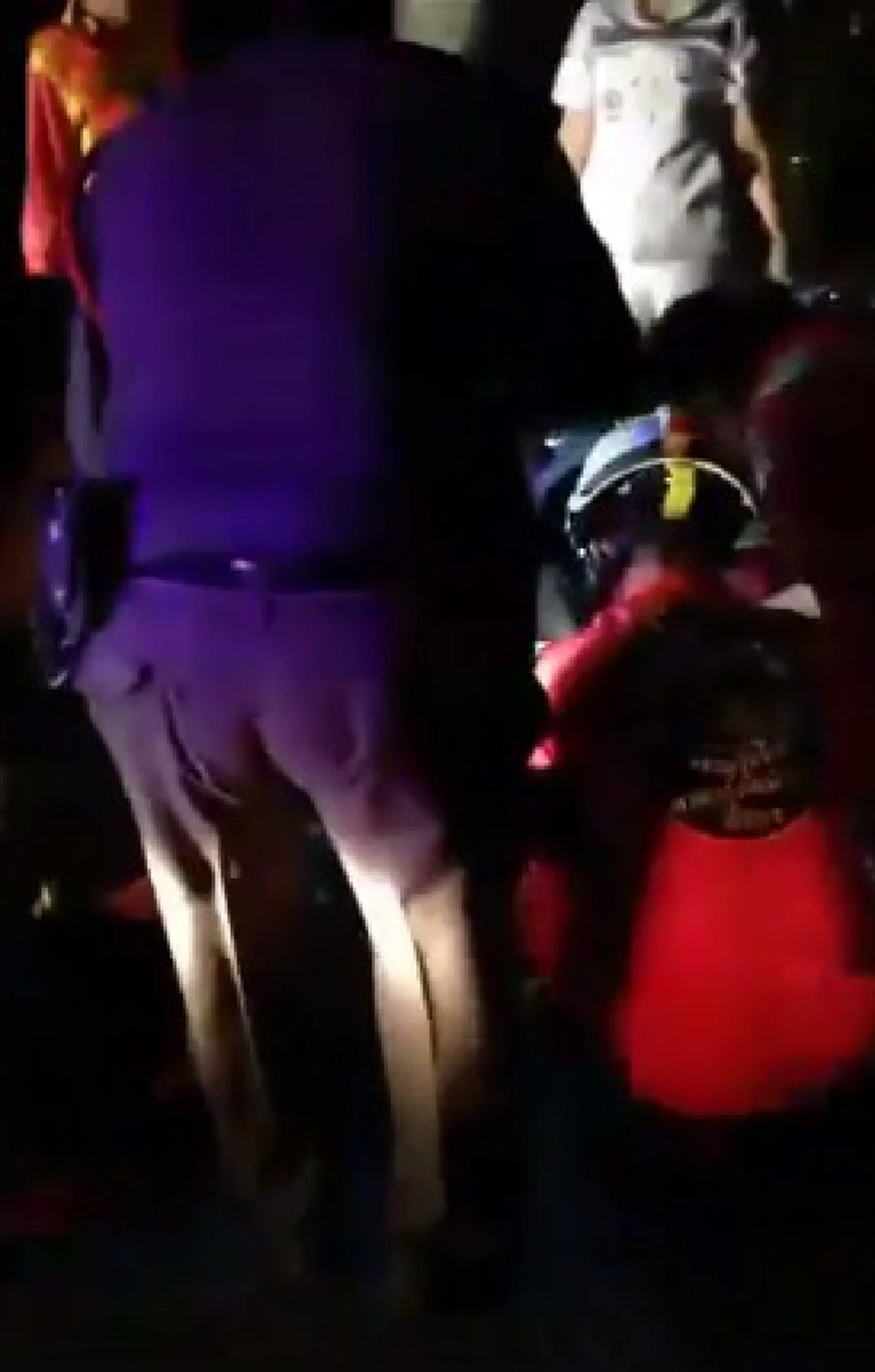 เวรแท้ๆ..สีกากี0.01%ทำฉาวอีกแล้ว!! กู้ภัยมังกรพิจิตรถึงกับสตั๊นช่วยคนเจ็บกลางถนน ตร.ปรี่ถามเหตุสักพักก่อนชกหน้าข้อหาทำจราจรติดขัด? (คลิป)