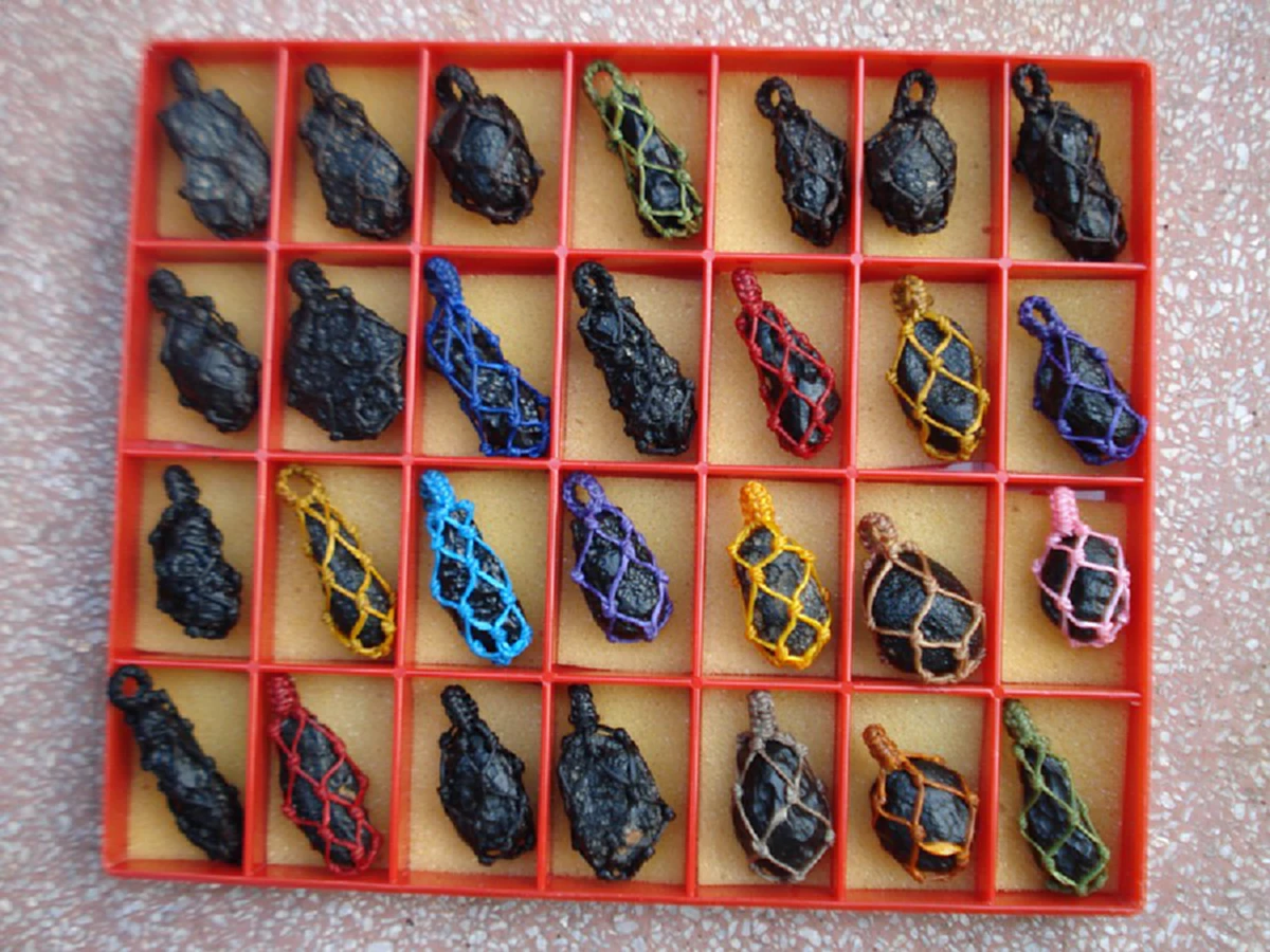 หินนำโชค..มาจากนอกโลก เข้มขลังในตัวเอง "สะเก็ดดาวหรืออุลกมณี"ให้โชคแก่ผู้ครอบครอง ป้องกันคุณไสยมนต์ดำ อัคคีภัย และภัยพิบัติต่าง ๆ