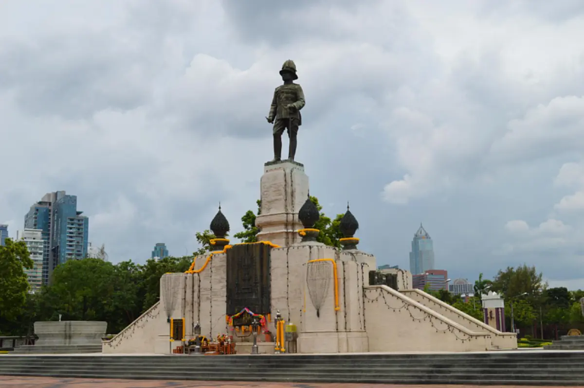 ห้ามใช้ สีเขียว หรือ แดง..พระคาถาบูชา "พระบาทสมเด็จพระมงกุฎเกล้าเจ้าอยู่หัว รัชกาลที่๖"ธูป ๙ ดอก ให้ใช้เฉพาะ..สีขาว เท่านั้น.