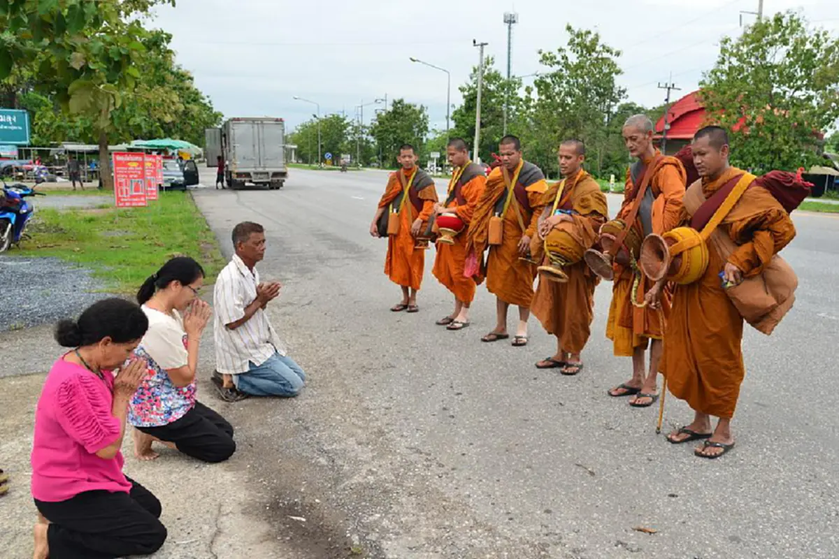 พระ 6 รูป เดินเท้าจากพัทลุงไปปฎิบัติธรรมที่อินเดีย ระหว่างทางไม่ขอรับปัจจัยเงินทอง