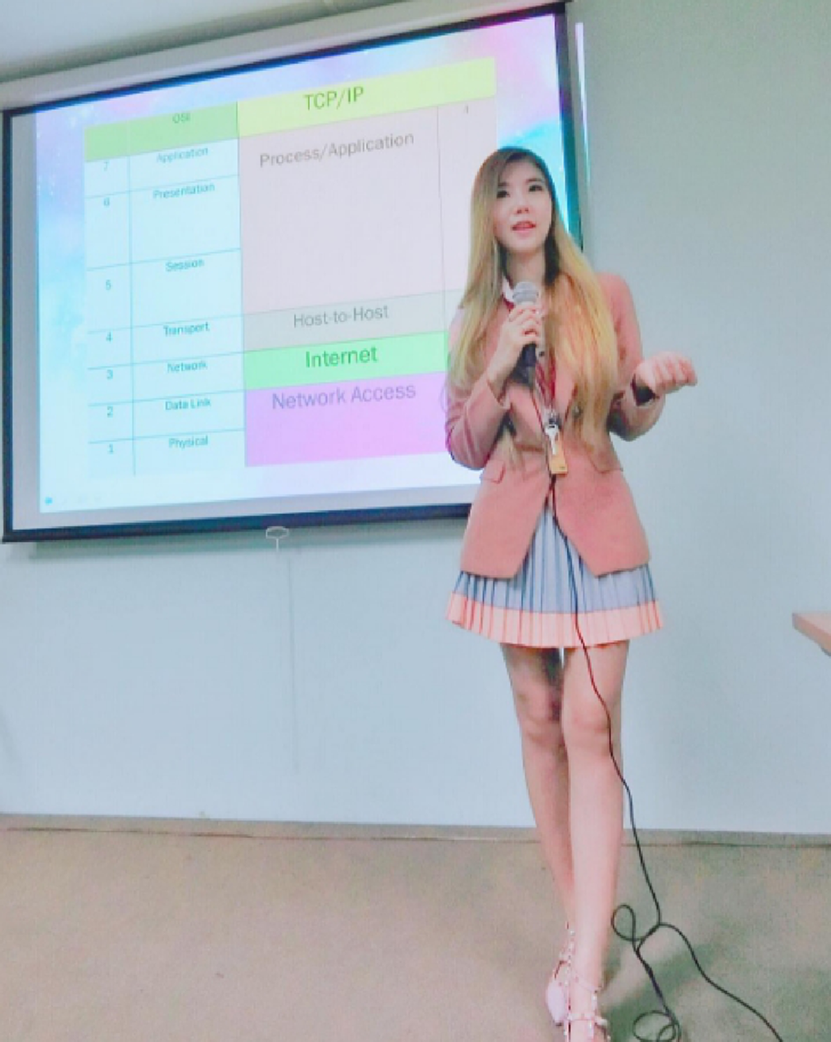 สัญญาว่าจะไม่โดดเรียน!!! ชาวเน็ตแห่แชร์ภาพ "ครูสาวสอนคอม" สุดสวย ดีกรีป.โท บอกเลยแซ่บเว่อร์!!! (มีภาพ)