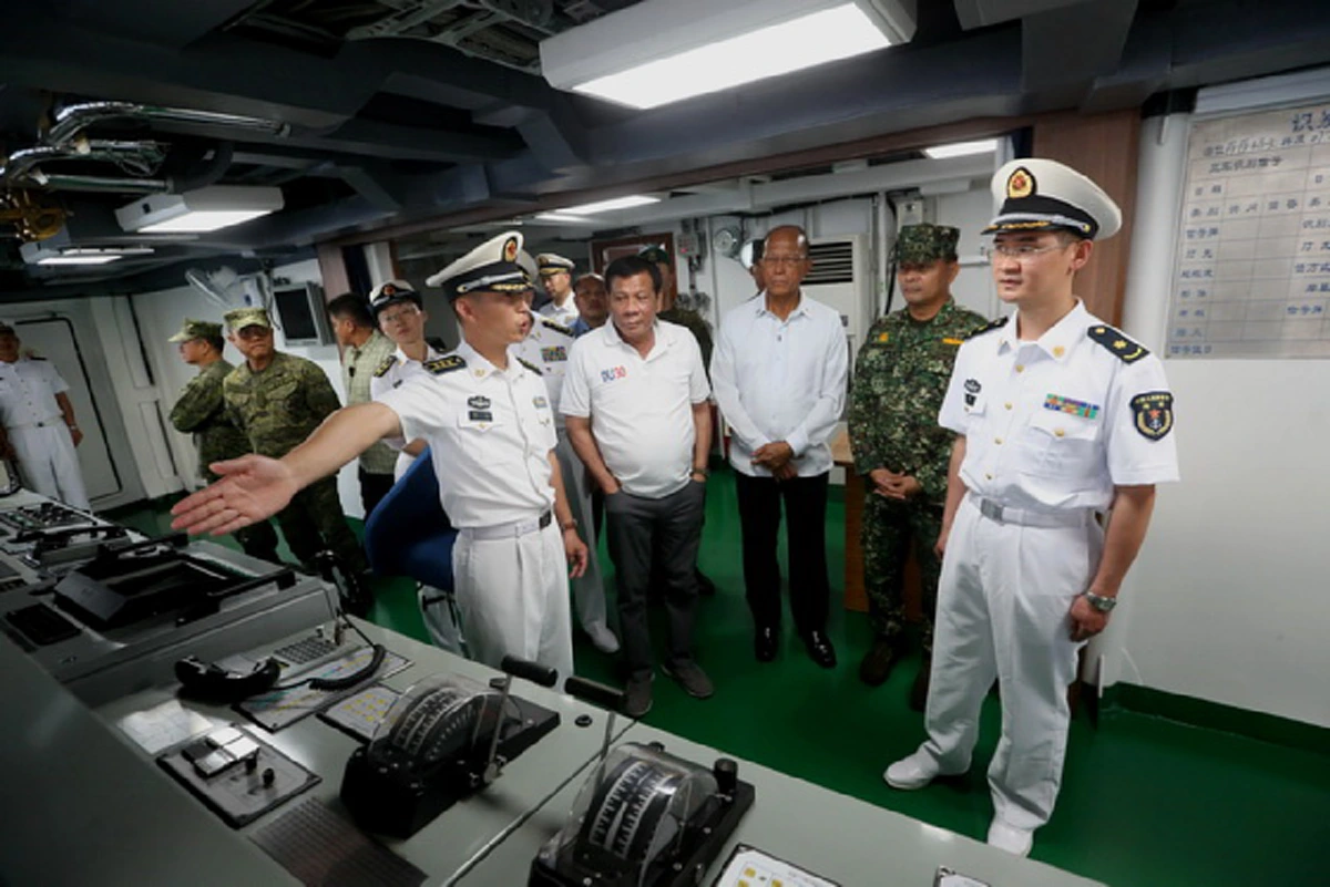 ทรัมป์ ได้ยินชัดเจนไหม?? “โรดริโก ดูเตอร์เต” ต้อนรับกองทัพเรือจีนชื่นมื่น “ย้ำ” คงไม่เยือน “สหรัฐฯ” ตามคำเชิญของ “ทรัมป์” แต่จะไป “รัสเซีย"