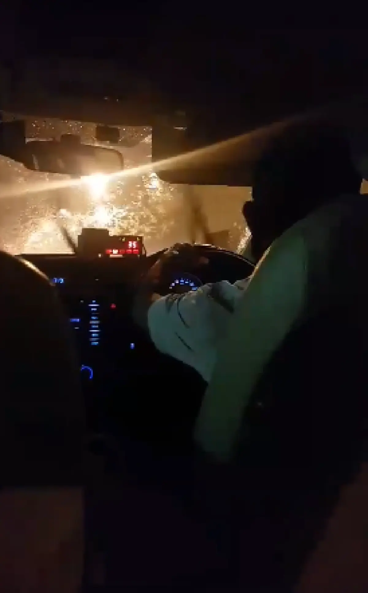 อย่างนี้เกินไป! แท็กซี่ไล่สาวลงรถเดินตากฝนไปต่อคันอื่น เห็นแก่ตัวสุดๆ