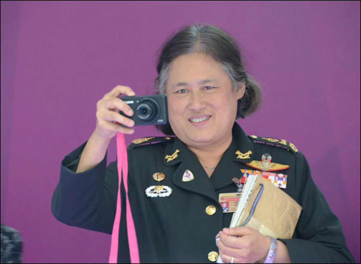 เป็นบุญตาที่ได้เห็น..! เปิดภาพ “เคส”โทรศัพท์มือถือส่วนพระองค์ของ.. "สมเด็จพระเทพฯ" ที่ไม่ได้ทำด้วยทองคำหรือเพชรน้ำงามอย่างที่หลายๆคนคิดไ