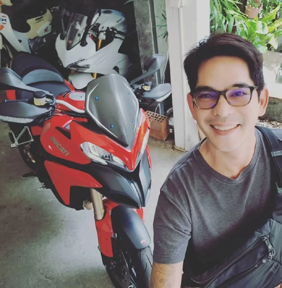 บิ๊ก ศรุต โชว์ภาพสมัยวัยละอ่อน สุดทะเล้นทำหน้าลิง แต่กลบความหล่อไม่มิด หน้าตาดีมาตั้งแต่เด็ก