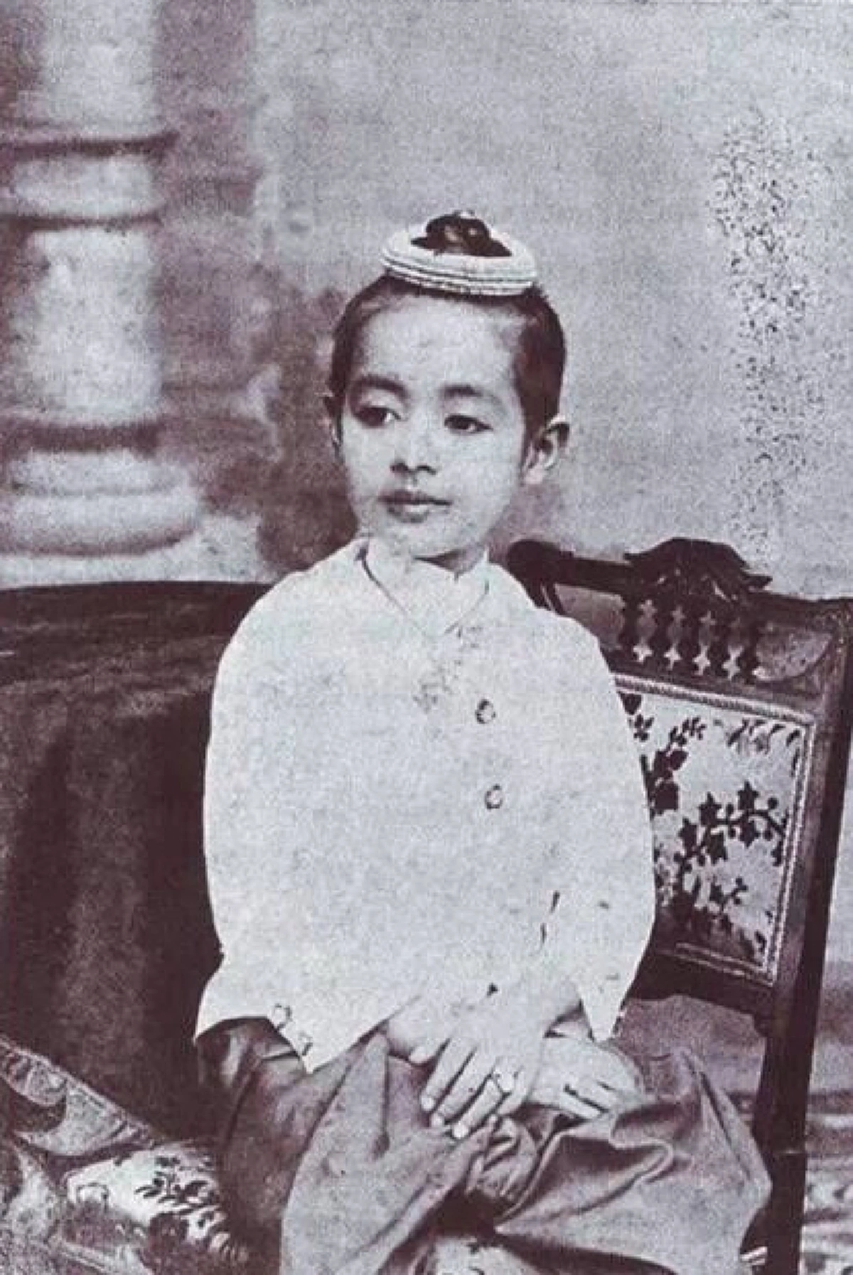 พิลึกแท้ๆ ซุ่มซ่ามเข้ามาได้ยังไง!! เมื่อ "เจ้าฟ้าจักรพงษ์ภูวนาถ" ทรงเห็นบุรุษร่างใหญ่ เดินหายเข้าไปในพระบรมรูป "รัชกาลที่ ๓"