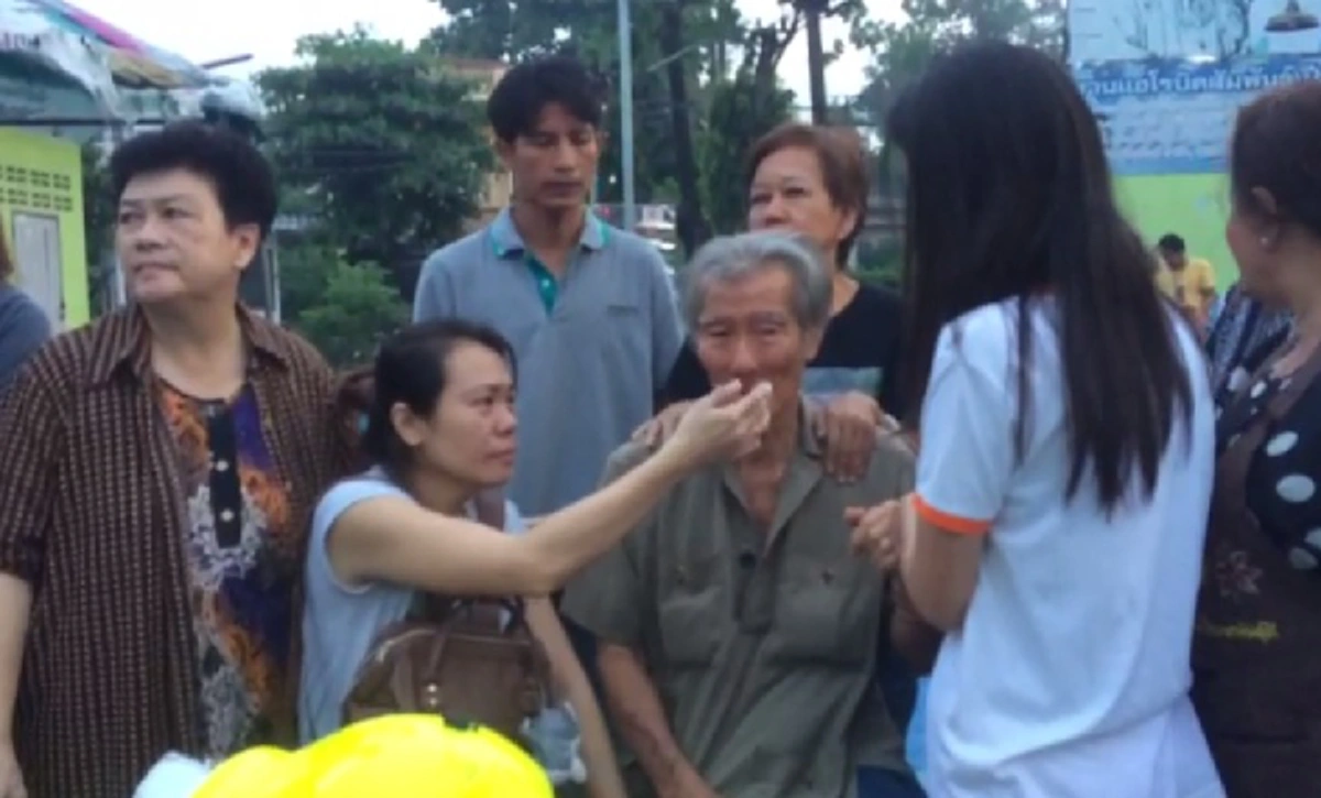 เศร้าสลดอีกแล้ว!! ไฟไหม้ตึกแถวย่านบางแค คุณตาวัย 75 เปิดประตูร้องตะโกนร้องสุดชีวิตเรียกคนช่วย เพลิงสงบถึงปล่อยโฮเจอศพญาติในบ้าน!!?! (คลิป)
