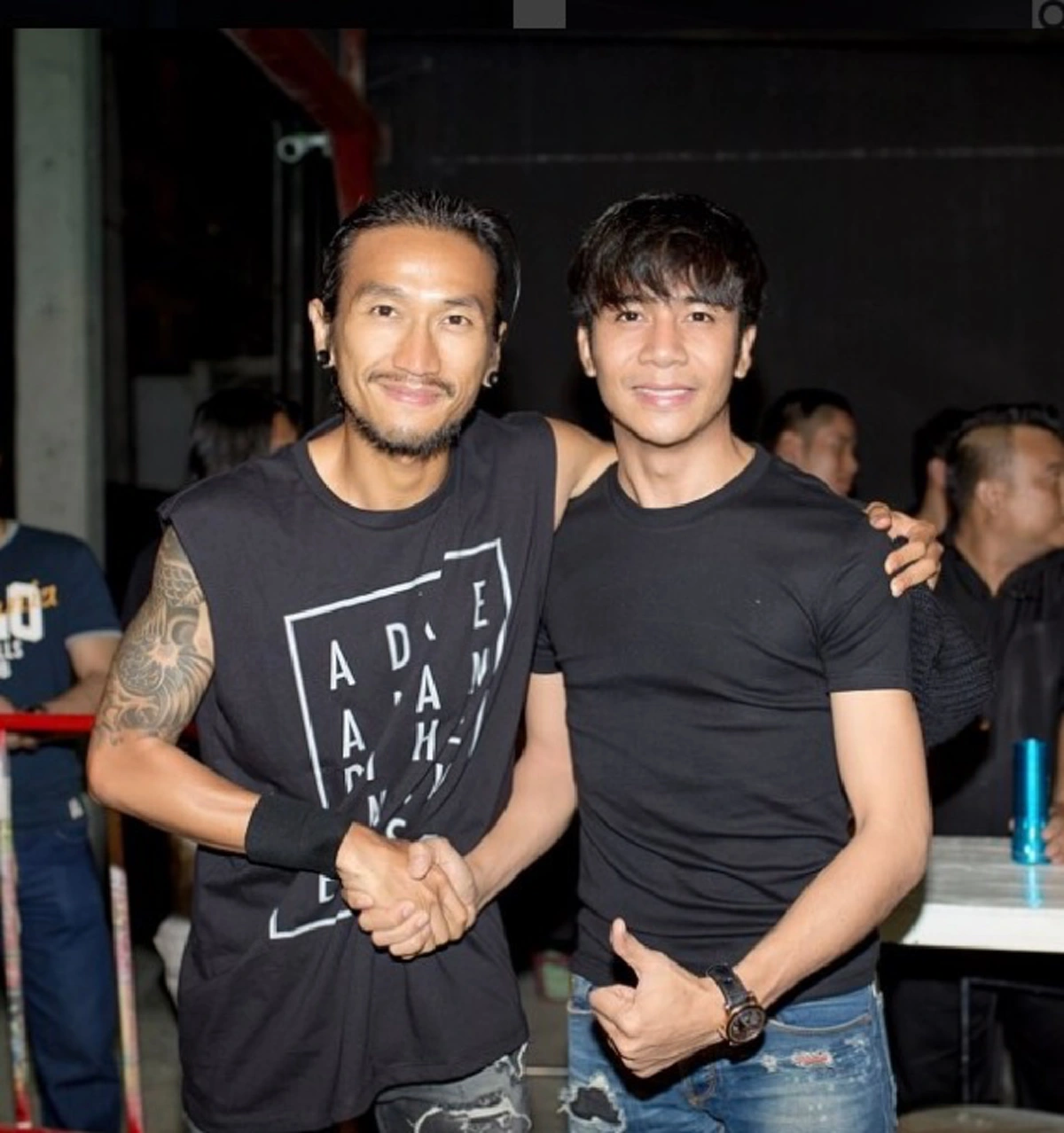 หัวใจโคตรหล่อ!!! "ก้อง ห้วยไร่" เปิดประมูลเสื้อตัวโปรด ที่มีลายเซ็น "ตูน บอดี้สแลม" เพื่อนำเงินไปต่อลมหายใจอดีตตลกชื่อดัง?