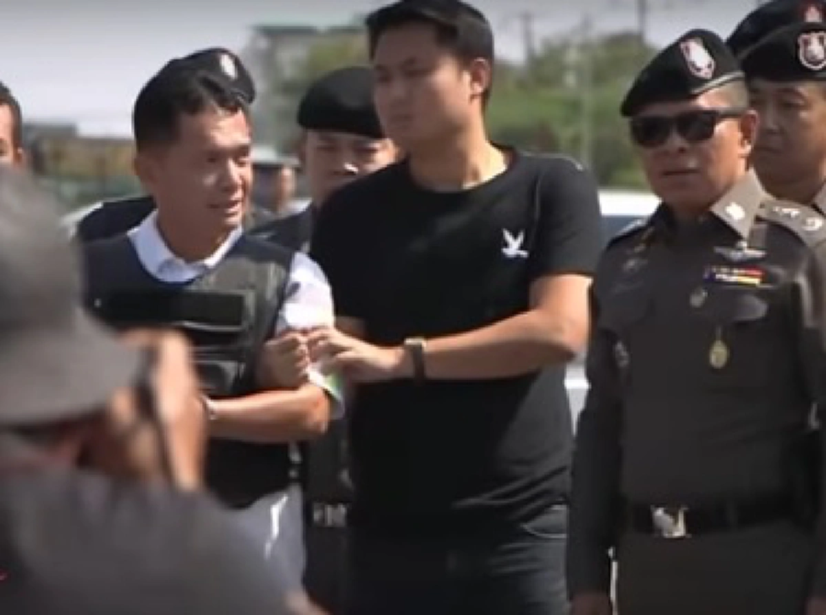 ไร้สำนึกสุดๆ!!! "ใหญ่"มือปืนสังหาร "เปิ้ล"สาวอบต. ยิ้มร่าขณะโดนคุมทำแผนฯ อ้าง "นายโดนเมียโกง" ไม่สะท้านกฎหมาย (คลิป)